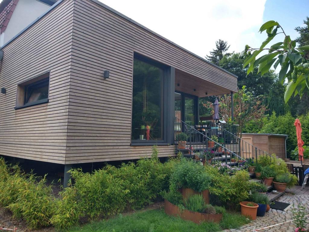 Ein toller Anbau mit Holzfassade, Unilux-Fenster und Sonnenschutz von Warema