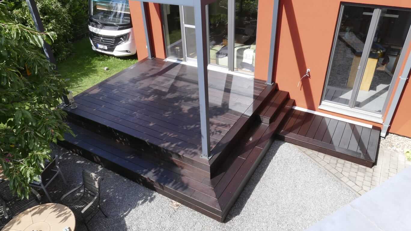 Eine Holzterrasse aus Bambus