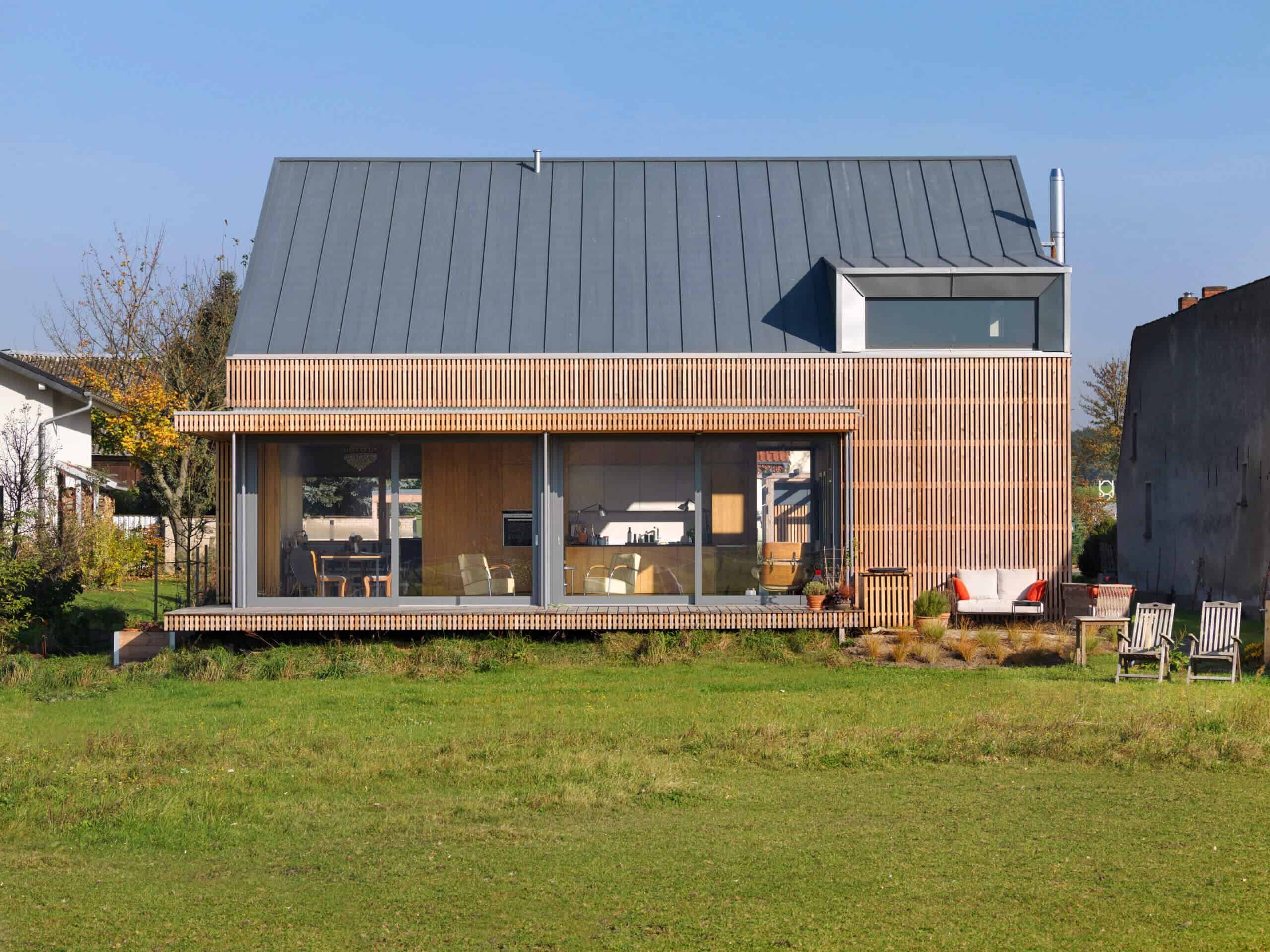 Ein Architektenhaus mit Holzfassade und Unilux-Fenster